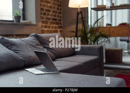 Nahaufnahme Blick auf Laptop liegend auf dem Sofa im Zimmer geöffnet Stockfoto