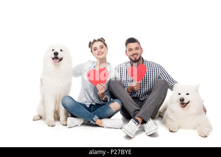 Glückliches Paar mit samojeden Hunde und Papier Herzen auf weissem, Valentines Tag Konzept Stockfoto