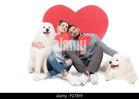 Glückliches Paar mit samojeden Hunde und Papier Herzen auf weissem, Valentines Tag Konzept Stockfoto