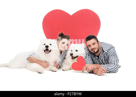 Paar Lügen mit Hunden auf Weiß, Valentines Tag Konzept Stockfoto