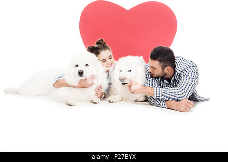 Paar Lügen mit Hunden auf Weiß, Valentines Tag Konzept Stockfoto