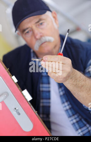 Reife männliche lockpicker Festsetzung Türgriff zu Hause Stockfoto