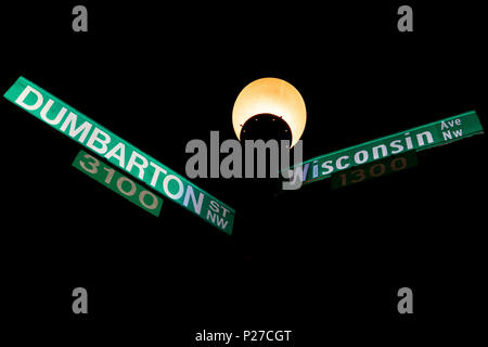 Georgetown dumbarton und Wisconsin Avenue unterzeichnen in Washington DC detail Stockfoto