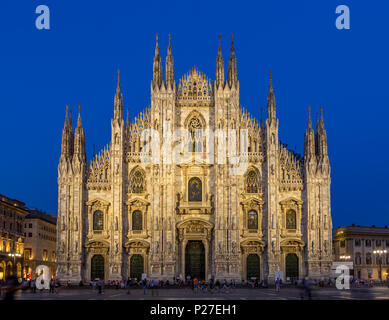 Mailand, Italien - 28 April, 2018: Touristen während der Blauen Stunde Aufnahmen im Duomo, dem Wahrzeichen der Stadt. Stockfoto