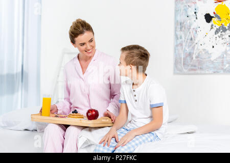 Mutter holding Frühstück auf Holz- Fach von ihrem Sohn gemacht Stockfoto