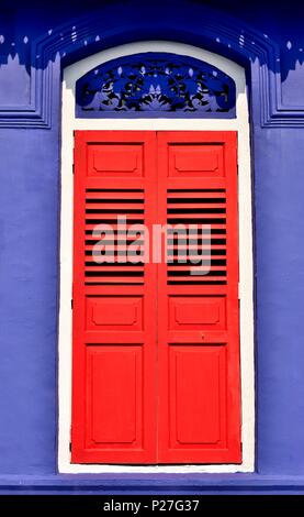 Vorderansicht des bunten Erbe Singapur shop Haus mit blauen Fassade, antiken rot Lamellenfensterläden und gewölbten Fenster in historischen Little India Stockfoto