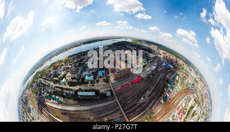 Luftaufnahmen Panorama 360 eines modernen Schienen, Züge mit Wagen auf parallelen Bahnen, Kreuzungen, ein Bahnhof, hohes Gebäude. Stockfoto