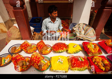 Blume Verkäufer am Birla Mandir Tempel, auch als Laxmi Narayan, Neu Delhi, Indien Stockfoto