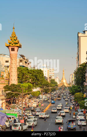 Yangon (Rangun), Maha Bandoola Road, Blick auf goldene Sule Pagode, koloniale Altstadt, Yangon, Myanmar (Birma) Stockfoto