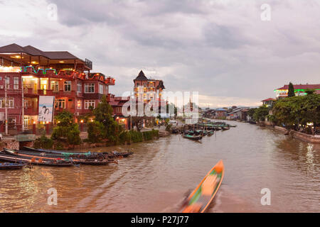 Nyaung Shwe, hotel, Kanal, Boot in Nyaung Shwe Inle See, Shan Staat, Myanmar (Birma) Stockfoto