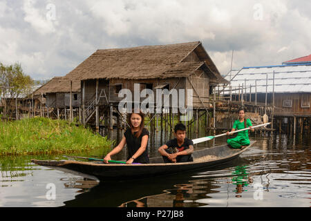 Nampan, Häuser auf Stelzen, Boot, Kinder, Inle See, Shan Staat, Myanmar (Birma) Stockfoto