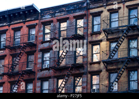 Ende Tag Reflexionen über Manhattan, NYC, Wohnhaus Wohnhäuser Stockfoto