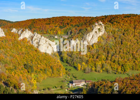 Beuron, Blick vom Felsen zu Knopfmacherfelsen Donau-Durchbruch (Donau Durchbruch), Schloss Bronnen, Schwäbische Alb (Schwäbische Alb), Baden-Württemberg, Deutschland Stockfoto