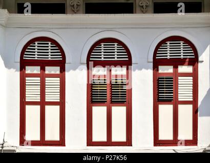 Vorderansicht des traditionellen Singapur shop Haus mit Vintage Rundbogenfenster und antiken Fensterläden aus Holz im historischen Little India Stockfoto