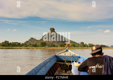 Hpa-An, Thanlwin (Salween) Fluß, Felsen, Aussicht auf den Berg Hpan-Pu (Hpa-Pu), Fähre, Beifahrer, Karen (Karen), Myanmar (Birma) Stockfoto