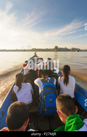 Hpa-An, Thanlwin (Salween) Fluß, Felsen, Aussicht auf den Berg Hpan-Pu (Hpa-Pu), Fähre, Beifahrer, Karen (Karen), Myanmar (Birma) Stockfoto