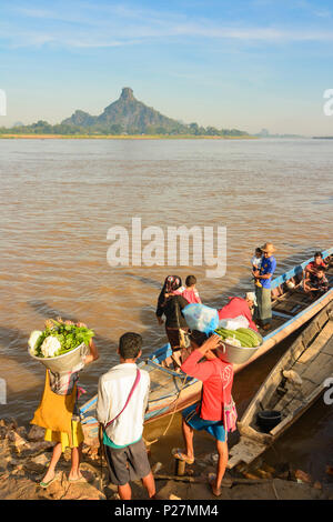 Hpa-An, Thanlwin (Salween) Fluß, Felsen, Aussicht auf den Berg Hpan-Pu (Hpa-Pu), Fähre, Beifahrer, Karen (Karen), Myanmar (Birma) Stockfoto