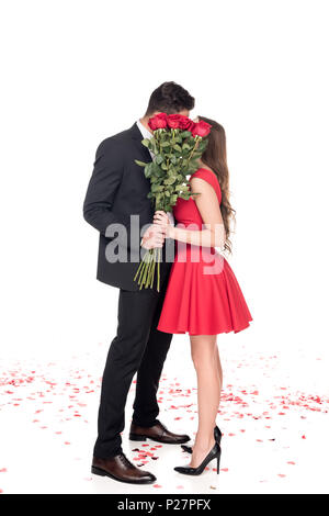 Heterosexuelles Paar küssen und die Gesichter mit Blumenstrauß isoliert auf weißem, Valentines Tag Konzept Stockfoto