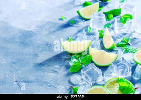 Minze, Limette und Eiswürfel, Mojito cocktail Zutaten Header mit kopieren. Die sommer Getränke close-up. Sonnenlicht und Erfrischung Konzept. Stockfoto