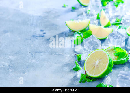 Minze, Limette und Eiswürfel, Mojito cocktail Zutaten Header mit kopieren. Die sommer Getränke close-up. Sonnenlicht und Erfrischung Konzept. Stockfoto