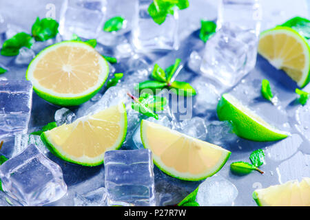 Minze, Limette und Eiswürfel, Mojito cocktail Zutaten Header mit kopieren. Die sommer Getränke close-up. Sonnenlicht und Erfrischung Konzept. Stockfoto