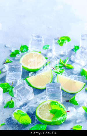 Minze, Limette und Eiswürfel, Mojito cocktail Zutaten close-up mit kopieren. Die sommer Getränke close-up. Sonnenlicht und Erfrischung Konzept. Stockfoto