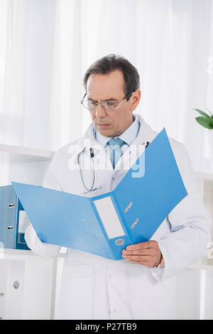 Arzt, Ordner und Dokumente Stockfoto