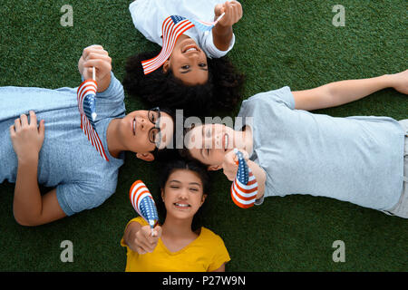 Blick von oben auf die Gruppe der jugendlich Studenten mit usa Flaggen auf grünem Gras Stockfoto