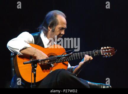 Die spanischen Gitarristen Paco De Lucía während einer Leistung. Stockfoto