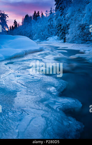 Kalten Winterabend durch den Fluss Hobølelva, Østfold, Norwegen. Der Fluss ist ein Teil des Wassers, das System namens Morsavassdraget. Stockfoto