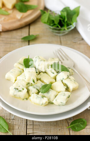 Hausgemachte Gnocchi mit Ricotta, Käse und Spinat auf einem Teller. Selektive konzentrieren. Stockfoto