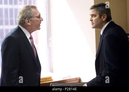 Original Film Titel: Michael Clayton. Englischer Titel: Michael Clayton. Regisseur: Tony Gilroy. Jahr: 2007. Stars: GEORGE CLOONEY, Sydney Pollack. Credit: SAMUEL MEDIA/CASTLE ROCK ENTERTAINMENT/MIRAGE ENTERPRISES/Album Stockfoto