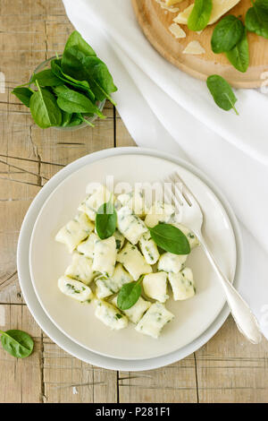 Hausgemachte Gnocchi mit Ricotta, Käse und Spinat auf einem Teller. Selektive konzentrieren. Stockfoto