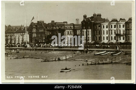 . Postkarte Foto der Meer in Herne Bay, Kent, England, 1907-1914. Das Foto wurde von der Pier genommen, und zeigt den Strand im Osten von der Pier. Der Fotograf war Fred C. Palmer von Tower Studio, Herne Bay, Kent, der geglaubt wird, gestorben 1936-1939 haben. Die Rückseite der Postkarte ist unbenutzt und unpostmarked, aber es hat Palmer's Adresse als Tower Studios, Herne Bay, wo er arbeitete 1907-1922. Der Frauen Kleidung und die Anwesenheit von vielen Männern und hoys (kleine Boote von Männern ausgeführt) deuten auf ein Datum vor 1914. Dieses Foto ist nicht so stark wie die meisten Palmer's Arbeiten, so wenig schließen Detail gerichtet werden kann Stockfoto