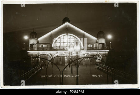 . Postkarte des Grand Pier Pavillon, Herne Bay, Kent beleuchtet in der Nacht vor der großen Eröffnung durch den Oberbürgermeister von London am 3. August 1910. Original Foto von Fred C. Palmer erschien auch in der verstorbene Zeitung Herne Bay Press, August 1910. Grand Pier Pavillon brannte im Jahre 1970. Der Fotograf war Fred C. Palmer von Tower Studio, Herne Bay, Kent, der geglaubt wird, gestorben 1936-1939 haben. Punkte des Interesses eine Kopie dieses Foto wurde von Paul Matisse in ein Kunstwerk verwendet, nachdem das Foto von seinem Stiefvater Marcel Duchamp, Herne Bay im Jahr 1913 besucht. Die kam Stockfoto