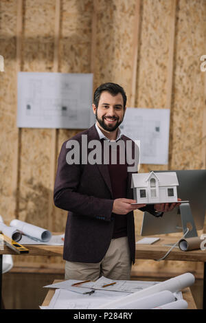 Junge Architekten mit Papier Haus Modell im Büro