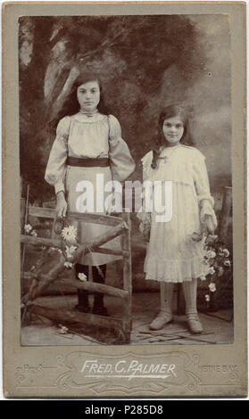 . Carte de visite Foto von zwei Mädchen in Herne Bay, Kent, England. Die Adresse des Fotografen, 21 High Street, Termine, um das Foto zu 1903-1905. Der Fotograf war Fred C. Palmer, später zu Tower Studio, Herne Bay, Kent verschoben, und zu 6 Cromwell Street, Swindon ca. 1920-1936. Er wird geglaubt, gestorben 1936-1939 haben. Grenze der verbleibende Rand dieses Bildes ist wichtig für die Forscher von dieser Fotograf. Einige Fotografen schmückten ihre Bilder mehr als andere. Er nahm seine eigenen Fotos, entwickelt sie in-house auf Fotopapier und beschnitten, sie selbst, die benötigte Menge an Weiß zu passen ca Stockfoto