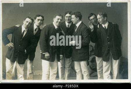 . Postkarte Foto von eine Gruppe von Animateuren, die Fröhlichkeit Jungs, in Herne Bay, Kent, England, 1903-1914 datiert. Der Fotograf war Fred C. Palmer von Tower Studio, Herne Bay, Kent, der geglaubt wird, gestorben 1936-1939 haben. Grenze der verbleibende Rand dieses Bildes ist wichtig für die Forscher von dieser Fotograf. Einige Fotografen schmückten ihre Bilder mehr als andere, und Palmer hat einen guten Ruf für die Herstellung von kleineren Postkarten als andere frühe 20. Jahrhundert britischen Fotografen. Er nahm seine eigenen Fotos, entwickelt sie in-house auf Postkarte - unterstützte Fotopapier und schmückten sie sich. Es ist nicht Stockfoto