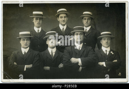 . Postkarte Foto von einer Gruppe von Entertainer - die Fröhlichkeit Jungen - in Herne Bay, Kent, England, 1903-1912 datiert. Sie sind mit Bleistift auf der Rückseite wie Herr A. Vernon, Herr C. Howard, Herr W. Gancy/Ganey, Herr M. Ewing, Herr S. Barton, Herr H. William, Herr A. Gnade aufgeführt. Der Fotograf war Fred C. Palmer von Tower Studio, Herne Bay, Kent (1866-1941). Punkte des Interesses, wenn Palmer Gruppe Fotos machte, nahm er in der Regel Pflege eines der Themen zu identifizieren, und stellen Sie sicher, dass er ein sehr gutes Portrait von dieser Person hat, auch wenn die anderen Fächer unkooperativ waren oder nicht ansprechend darstellen. Aber diese sind Stockfoto