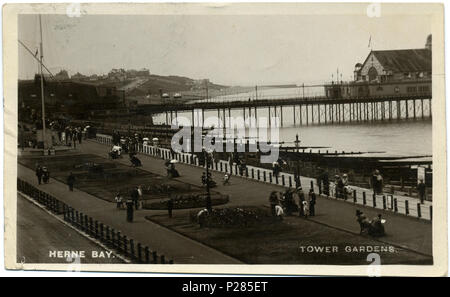 . Postkarte Foto der Tower Gardens, Herne Bay, Kent, 1910-1913 datiert. Der Fotograf war Fred C. Palmer von Tower Studio, Herne Bay, Kent, der geglaubt wird, gestorben 1936-1939 haben. Punkte des Interesses es ungewöhnlich ist ein un zu sehen - Seaside Postkarte aus dieser Ära; mehrere Passanten durch Bewegung verschmiert sind, und sie sind offenbar nicht bewusst fotografiert werden. Die Gebäude im Hintergrund, in Richtung Westcliff, sehr vorsichtig berührt wurden (Ansicht in voller Größe zu sehen). Westcliff ist noch nicht alle bis 1913 gebaut. Hampton pier, im Hintergrund sichtbar, hatte als umgebaut worden Stockfoto