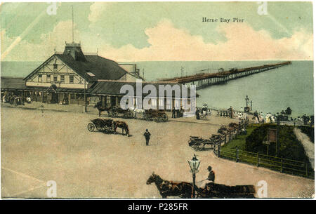 . Getönte Postkarte von Herne Bay Pier, Herne Bay, Kent, Postmarked 1905. Der Fotograf war Fred C. Palmer, der geglaubt wird, gestorben 1936-1939 haben. Zu der Zeit dieses Foto wurde er vermutlich noch aus Herne Bay High Street, wie seine Tower Studio Adresse nicht neben seinem Namen auf der Rückseite der Karte erscheinen. Points of Interest Grand Pier Pavillon wurde noch nicht errichtet; sie wurde 1910 abgeschlossen. Das theatergebäude im Vordergrund brannte im Jahre 1928. Auf der rechten Seite des Shops neben dem Theater, können Teil der London Bridge Steinbrüstung whi gesehen werden. Stockfoto