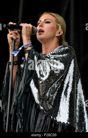 Napa Valley, Kalifornien, 25. Mai 2018, Sarah Barthel Phantogram auf der Bühne im Jahr 2018 BottleRock Festival in Napa, Kalifornien, Kredit: Ken Howard/Alamy Stockfoto