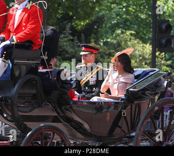 LONDON - 09 Jun, 2018: Prinz Harry, Herzog von Sussex und Meghan, Herzogin von Sussex im Jahr 2018 Die Farbe auf der Mall in London Stockfoto