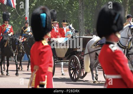 LONDON - 09 Jun, 2018: Königin Elizabeth II. an der Die Farbe 2018 auf der Mall in London Stockfoto