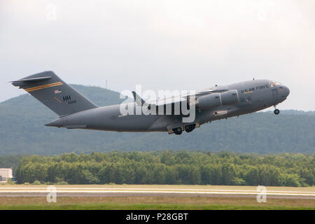 Eine C-17 Globemaster III, die von Mitgliedern der Texas Air National Guard betrieben, nimmt während der Übung die schnelle Reaktion 18. Am 8. Juni 2018, an der Air Base Ramstein, Deutschland. Mehr als 130 Soldaten aus der 4-319 Airborne Field Artillery Regiment, 173Rd Infantry Brigade Combat Team und der Texas Army National Guard, 1-141 Infanteriebataillon wurden auf miroslawiec Air Base, Polen für eine gemeinsame gewaltsame Eintrag betrieb Airdropped. Übung schnelle Reaktion 18 ist eine gemeinsame US-Armee/U.S. Air Force übung und in Lettland, Litauen und Polen statt. (U.S. Air National Guard Foto von älteren Flieger John Lin Stockfoto