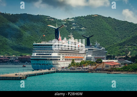 Saint Thomas/US Virgin Islands - Oktober 31.2007: Blick auf der Rückseite der Kreuzfahrtschiffe in Charlotte Amalie Hafen angedockt. Stockfoto