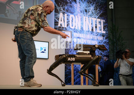 Hannover, Deutschland. 13. Juni, 2018. Marc Reibert, Gründer von Boston Dynamics, präsentierte die SpotMini Roboter auf der CeBIT 2018 in Hannover. SpotMini ist eine Kleine vierbeinige Roboter mit der Fähigkeit zu holen und Objekten über seine 5-Grad-von-Freiheit arm und Wahrnehmung Sensoren verarbeiten. Credit: Laura Chiesa/Pacific Press/Alamy leben Nachrichten Stockfoto