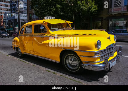 Vancouver/Kanada - Juli 28.2006: Vintage, klassischen gelben Taxi Auto durch den Bürgersteig geparkt. Tagsüber, sonnig. Stockfoto
