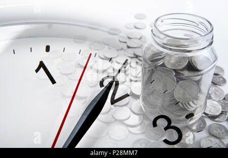 Zifferblatt und Russische Rubel Münzen in einem Glas closeup Stockfoto