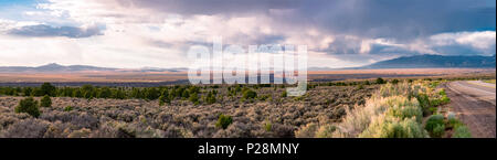 Rio Grande Schlucht bei Sonnenuntergang mit dramatischen Cloudscape und Taos Berge im Hintergrund. Stockfoto